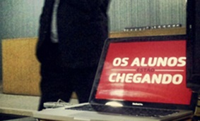 Os alunos estão chegando Os alunos estão chegando